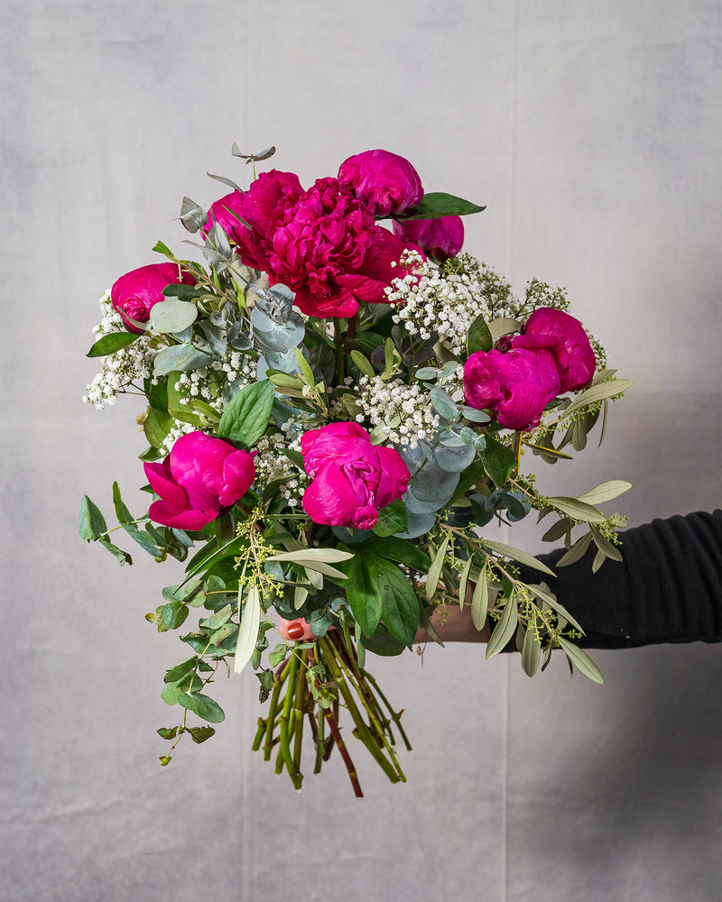
                  
                    Blumenstrauß mit violetten Pfingstrosen
                  
                