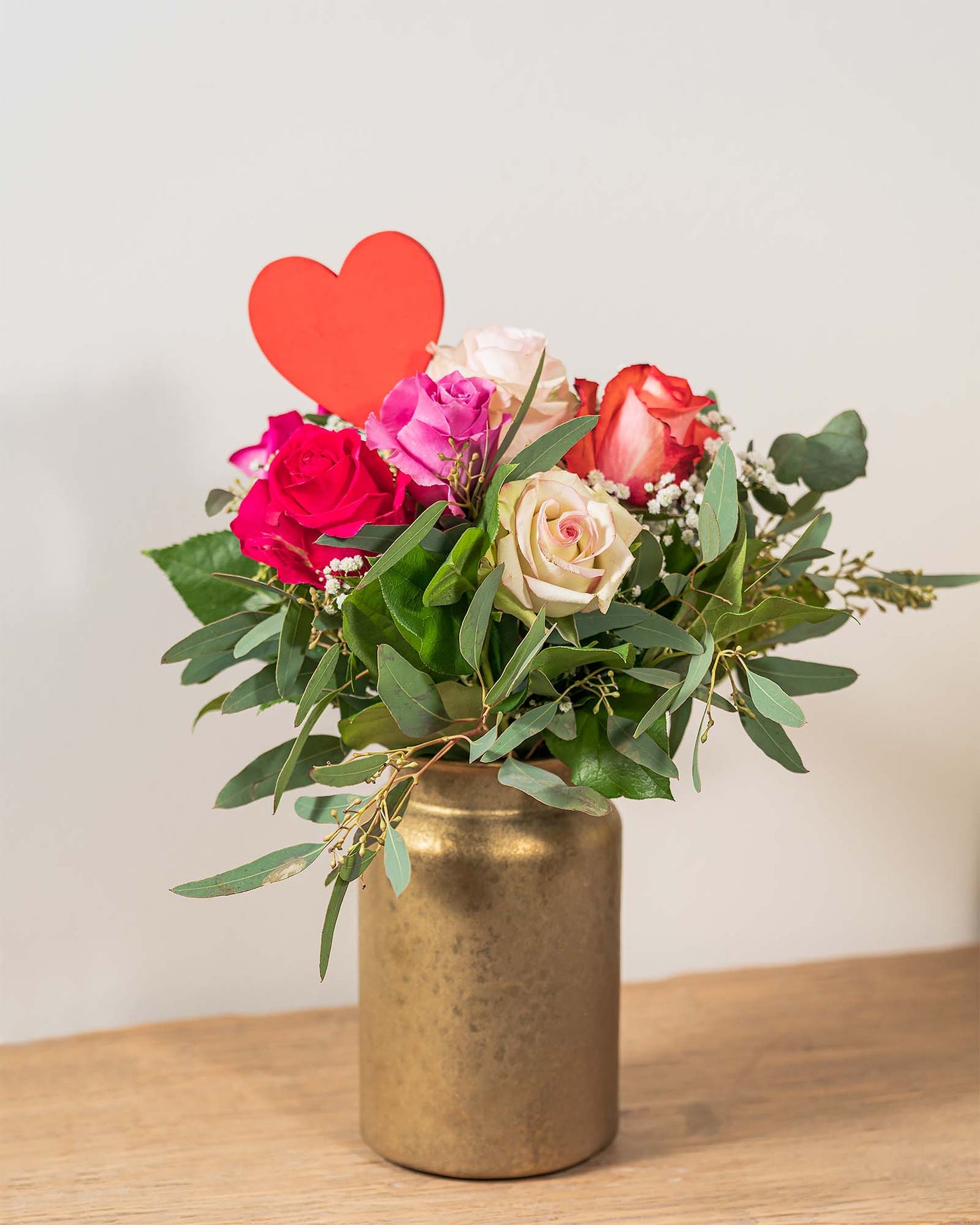 Rosenstrauß mit Eukalyptus und rotem Herz