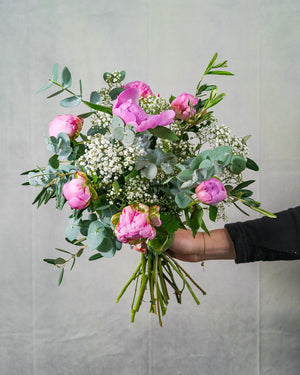 
                  
                    Blumenstrauß mit pinken Pfingstrosen
                  
                
