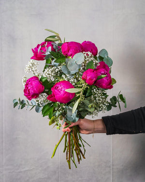 
                  
                    Blumenstrauß mit violetten Pfingstrosen
                  
                