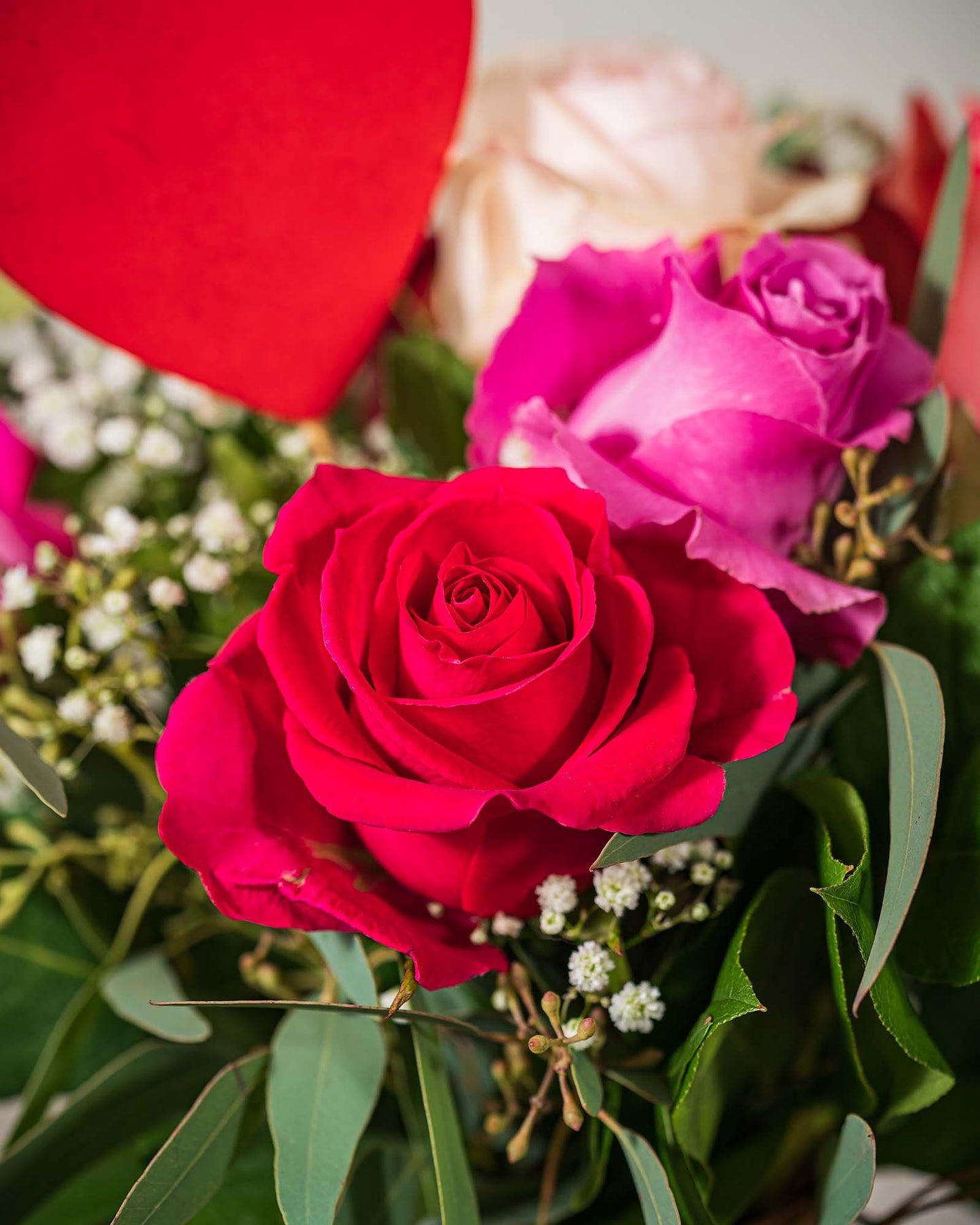 Rosenstrauß mit Eukalyptus und rotem Herz