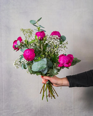 
                  
                    Blumenstrauß mit violetten Pfingstrosen
                  
                