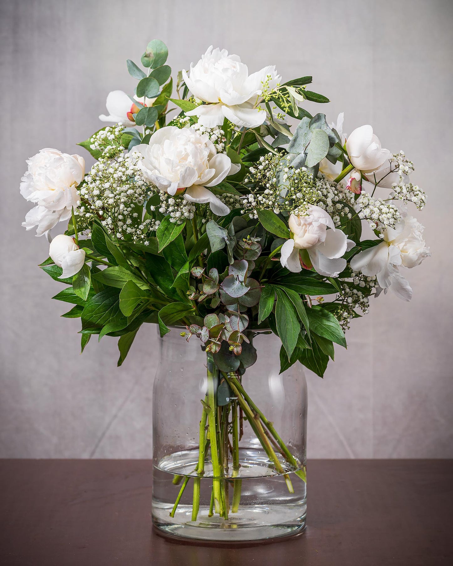 Blumenstrauß mit weißen Pfingstrosen