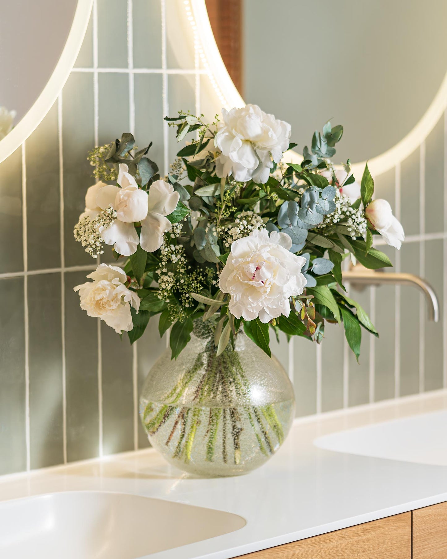 Blumenstrauß mit weißen Pfingstrosen